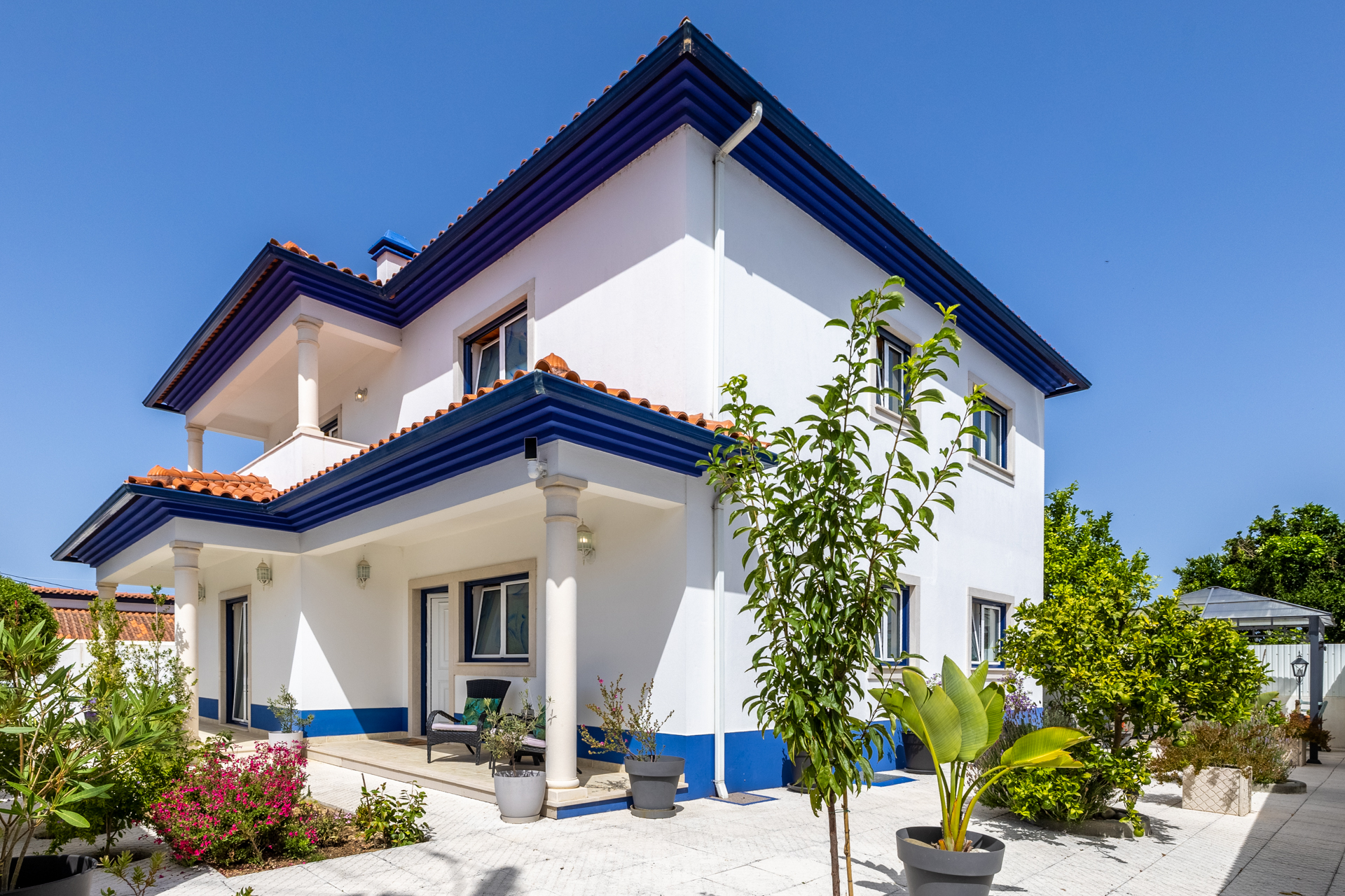 Exterior branco e azul da moradia em Ortigosa de Cima